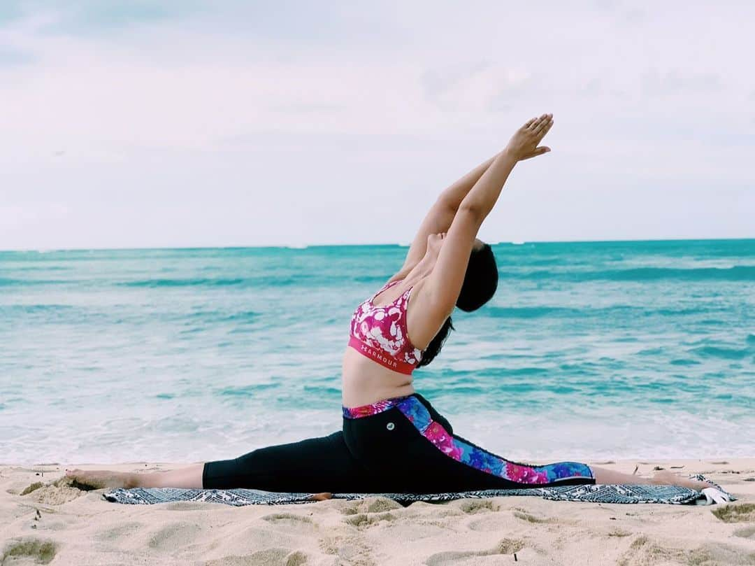 エリナ シルカさんのインスタグラム写真 - (エリナ シルカInstagram)「🧘‍♀️🌴🥰 開脚できるようになりました😊 * * * #beachyoga #yogasequence #yoga #hawaiiyoga #luckywelivehawaii #inflexibleyogis #yogamom #twinmom #ヨガ #ビーチヨガ #ママヨガ #双子ママ #双子育児 #ハワイ #ハワイ生活」8月7日 11時12分 - laura_elina_ymd