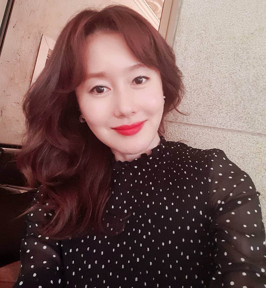 のインスタグラム：「...한번도 해보지 않은 라이브를 해볼까해도 쑥스럽고 뻘쭘할것같고 그래서 용기가 잘 안나네요 하하🐥 참 보기보다 어쩔땐..세상 너무 소심하다는.... 오늘따라 비내리는것도 빗소리도 듣기 좋네요~ 폭염이 힘들었나봐요.  #비오는수요일」