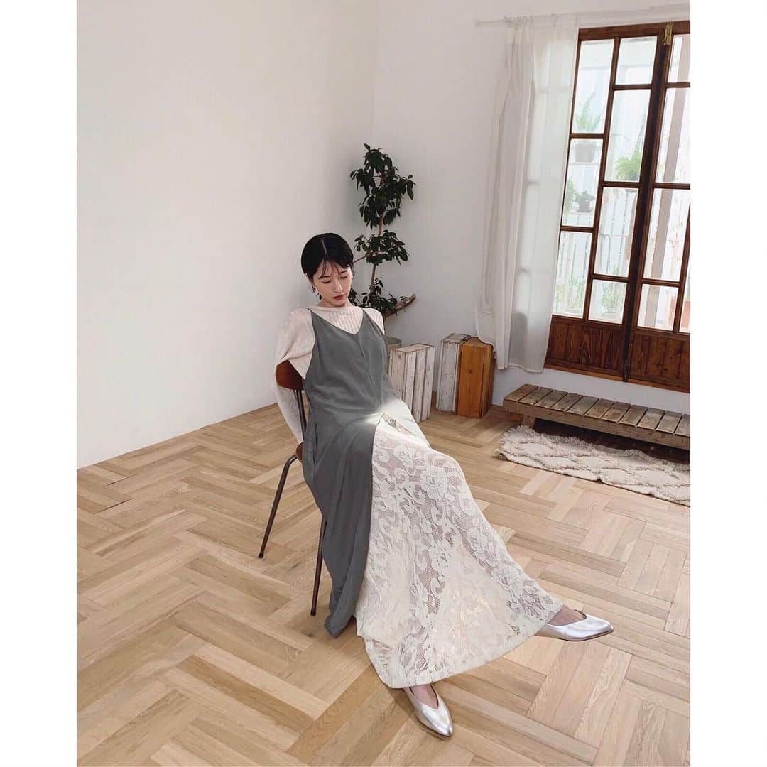 clane_officialさんのインスタグラム写真 - (clane_officialInstagram)「■NEW ARRIVAL  受注会でも大好評だったCENTER SLIT WRINKLE CAMISOLEがいよいよ本日8/7(水)から販売開始！ . シワ加工を施した生地と、華奢なストラップデザインが特徴のキャミソールは、センターにスリットが入ったレイヤースタイルが楽しめるアイテムです。 スモーキーなグリーンで落ち着いた印象のカラーで、大人っぽく着て頂けます。 ✔︎ CENTER SLIT WRINKLE CAMISOLE ¥18,000+tax #CLANE#クラネ」8月7日 11時25分 - clane_official