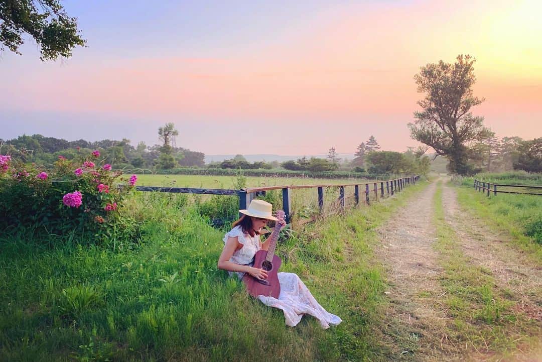 のインスタグラム：「Magic hour🎸💙🧡💚💛 My little farm Hokkaido🌿Beautiful sunset last night! . . . . 彩子ちゃんと北海道に来ています(モナコの写真を上げている途中にややこしくて申し訳ないです 💦)🌿 毎日歌ったり真夜中まで踊ったり、お散歩したりハーブを収穫したり...夏休み満喫中🌿ここ数日、サンセットが本当に美しいです💙💛🧡💚 . . . . #hokkaido #vacances #magichour #sanset #サンセット #マジックアワー #夏休み #北海道 #maje #majeparis #毎年恒例行事 #なつぞら #夏空 #優しいあの子 #ギター女子 #彩子のpv製作中」