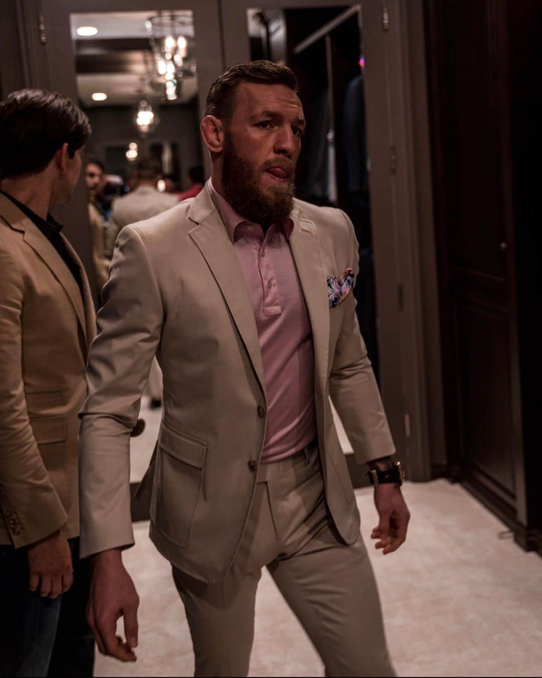 コナー・マクレガーさんのインスタグラム写真 - (コナー・マクレガーInstagram)「The World is truly Yours in this two piece Chino suit, available now at August McGregor!  Drop 4 @augustmcgregor 🔥」8月7日 11時23分 - thenotoriousmma