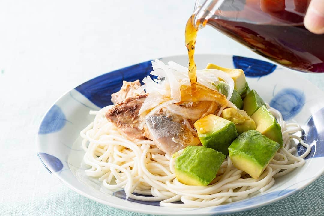 のインスタグラム：「アボカドとサバの冷やし麺🥑 . 根強い人気のサバ缶を アボカドと玉ねぎでシンプルな麵に⛵ . . ○材料（2人分👦👧） ・乾麺 200ｇ ・アボカド １個🥑 ・サバ缶（水煮） １缶（200ｇ）🐟 ・玉ねぎ 50ｇ ・麺つゆ 適量 . ○作り方🍴 ①サバ缶は缶汁を切る🔪  たまねぎは薄くスライスし、水にさらして水気をきっておく✨  アボカドは皮と種を除き、一口大に切る🥑 . ②鍋に湯を沸かし、乾麺を表示どおりにゆで、冷水でよく洗って水気をきる  麺つゆは希釈が必要な場合は表示どおり希釈する🙆 . ③器に麺を盛り、サバ缶、アボカド、たまねぎを盛りつけ、麺つゆをまわしかける👍 . . . . #ドール #Dole #冷やし麺 #冷麺 #サバ #サバ缶 #アボカド #サバ缶レシピ #おうちカフェ #レシピ #avocado #mackerel #recipe #instafood #cooking」