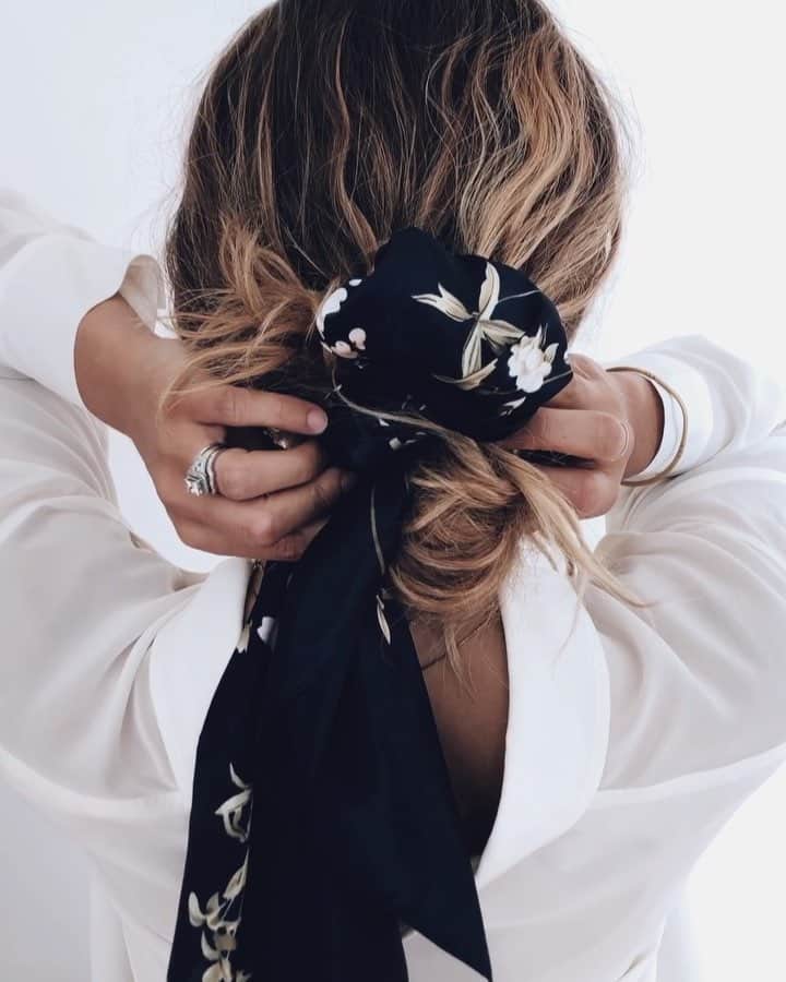 Kristin Essのインスタグラム：「So I was going to mute this tutorial the way I always do, but then I was like mmmm, nah. Here’s full transparency on how one of my tutorials really goes down. Just like the “Half Bow” look me + Court accidentally created here, maybe playing tutorials with real time instructions will be my new thing. Yes or No?」
