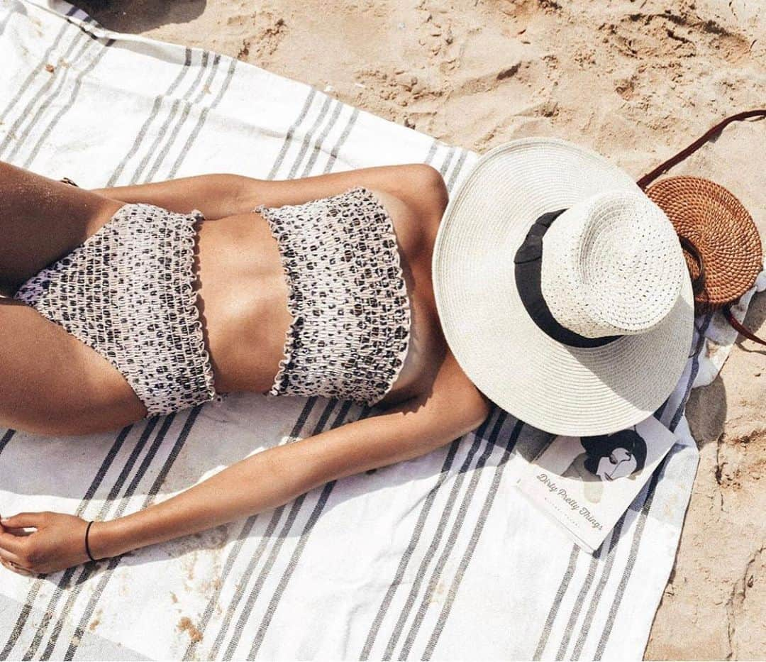 Reformationさんのインスタグラム写真 - (ReformationInstagram)「@steph.rll possibly taking a beach nap in Ref Swim.」8月7日 11時35分 - reformation