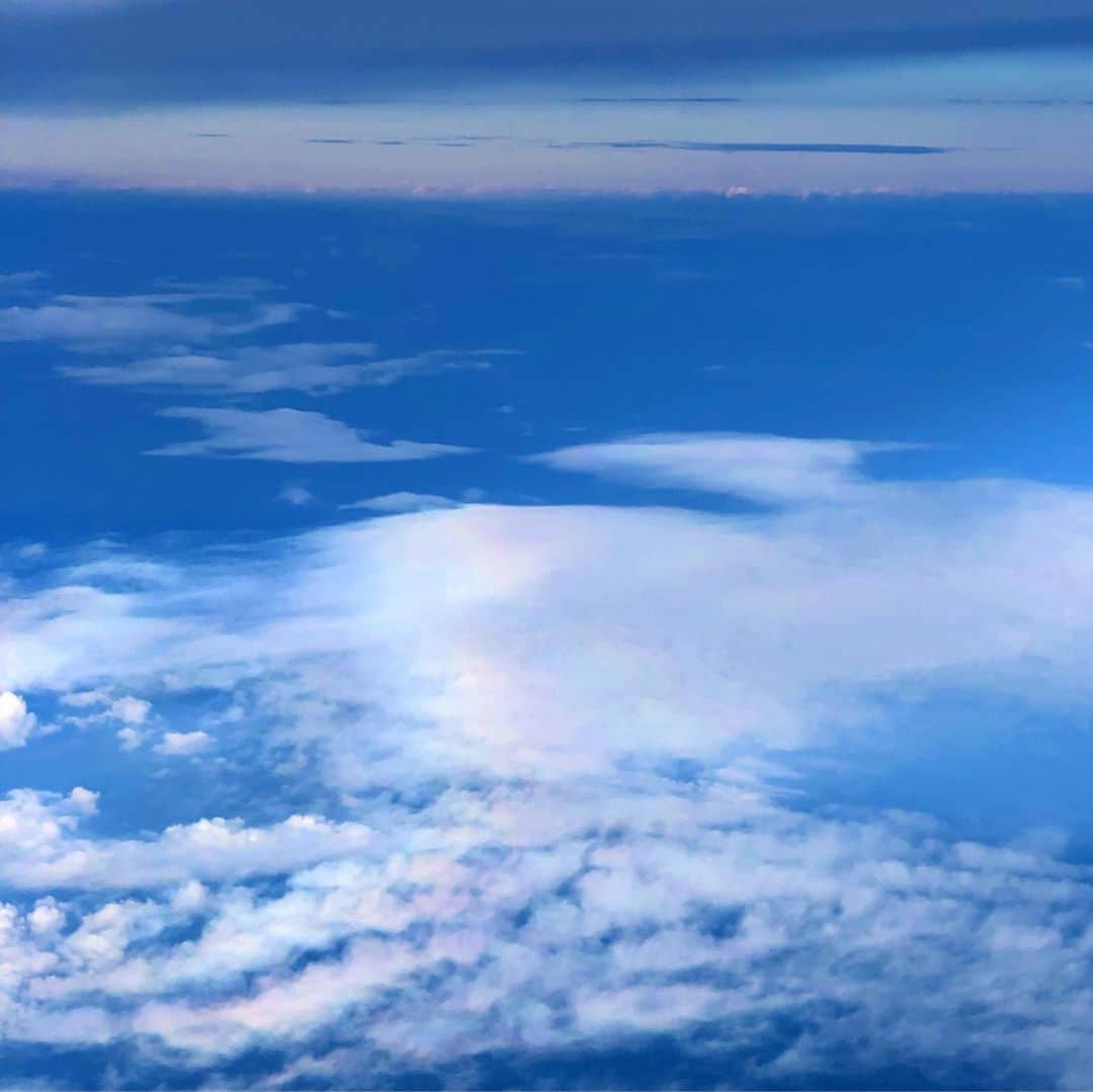 田中律子さんのインスタグラム写真 - (田中律子Instagram)「昨日から北海道に来てます✈️ 行きの飛行機からは、たくさん虹🌈が見えた✨雲に写る虹に、小さい虹があちこちに見えて本当に綺麗だったなぁ🌈🌈🌈🌈🌈 この彩雲は、太陽の近くを通りかかった雲が赤や緑など様々な色に彩られる現象で、幸せを呼ぶ雲なんだって❤️ #norainnorainbow  #rainbow #彩雲  #幸せを呼ぶ雲  #飛行機からの景色」8月7日 11時35分 - ri2kotanaka