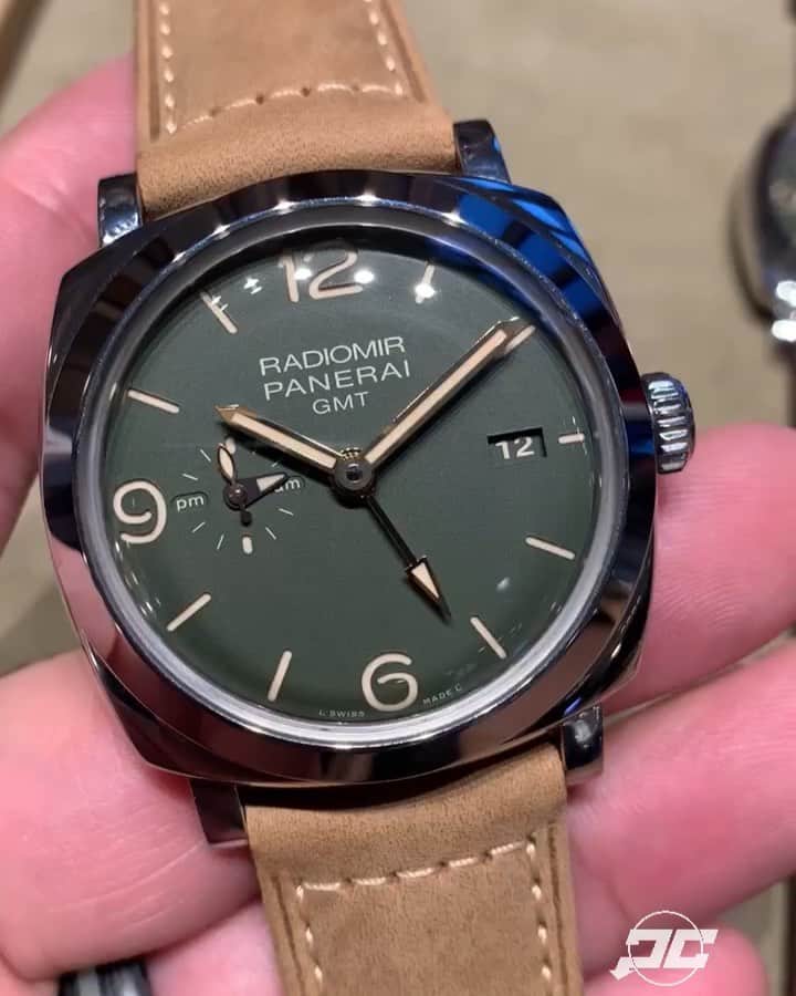 パネライのインスタグラム：「Check out that beautiful domed crystal on the #Panerai #PAM998 of the Military Green edition Radiomir 1940’s. This one features the micro rotor in house automatic P.4001 movement. It retails for 12,000 USD. #paneraicentral」