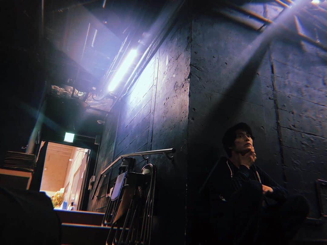 大迫一平のインスタグラム：「セミが空から落ちてきた。 起き上がれなくて仰向けでバタバタしてた。 僕はチョンと蹴って起こしてあげた。セミは落ち着いた感じでその場にとどまっていた。  コンビニで水を買った。 出てきたらセミ君、車に轢かれてた。 そんな夏の日、悲しいね。」