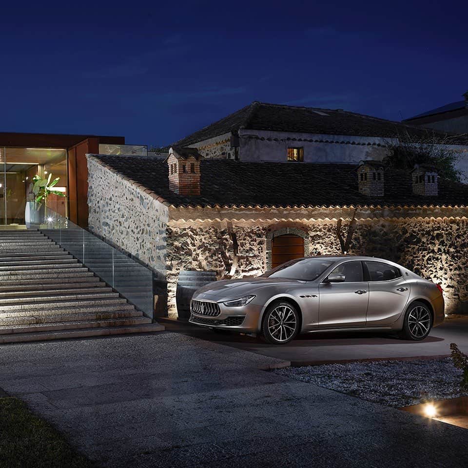 Maserati Japan | マセラティ ジャパンのインスタグラム：「無機質や退屈という言葉から正反対の位置に存在するギブリのデザイン。ドライバーが求めるすべての期待を満たす用意は整っています。 #Maserati #マセラティ  #MaseratiJapan #マセラティジャパン #Ghibli #ギブリ」