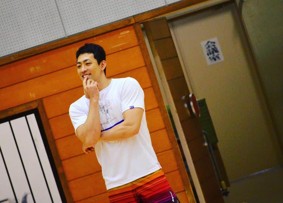銘苅淳のインスタグラム：「なんか楽しいことあったのかな？ メカル考えるときはこのポーズを取るらしい（笑）  #IMPAL #Doron #mizuno #ビーレジェンド #doctorair #ウィグライ #AiR #トータルボディメイク #君の笑顔がプロテイン  #銘苅淳」