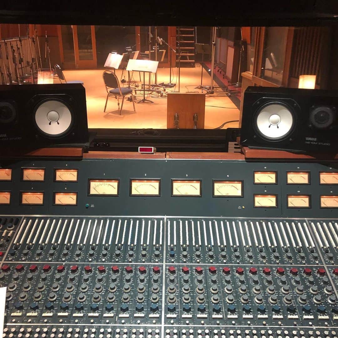 ナイル・ホーランのインスタグラム：「Spent the morning back in the studio I recorded the whole of ‘Flicker’. We recorded some beautiful strings for a special song and I look forward to sharing it with you.」