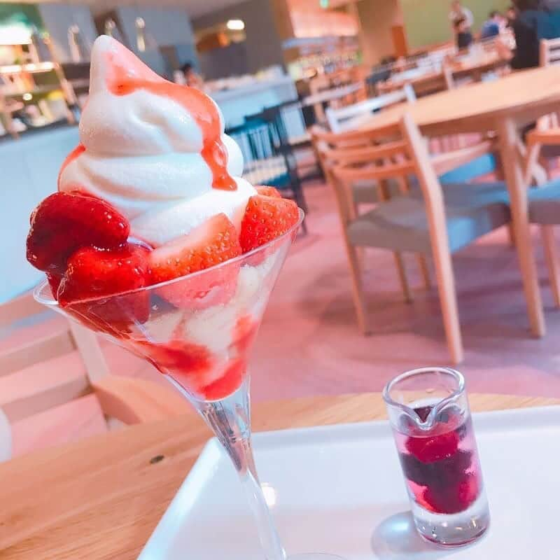 CHOCOさんのインスタグラム写真 - (CHOCOInstagram)「🍓🍼🍓🍼🍓🍼🍓 . #北海道産の超濃厚ミルクソフトクリーム🍦💕 . ストロベリーcoiパルフェをオーダー🎶 フレッシュないちごがソフトクリームと相性抜群😍 . . #コイソフ #coisof #銀座 #ストロベリーcoiパルフェ #linefriends #withCHOCO」8月7日 12時00分 - this_is_choco