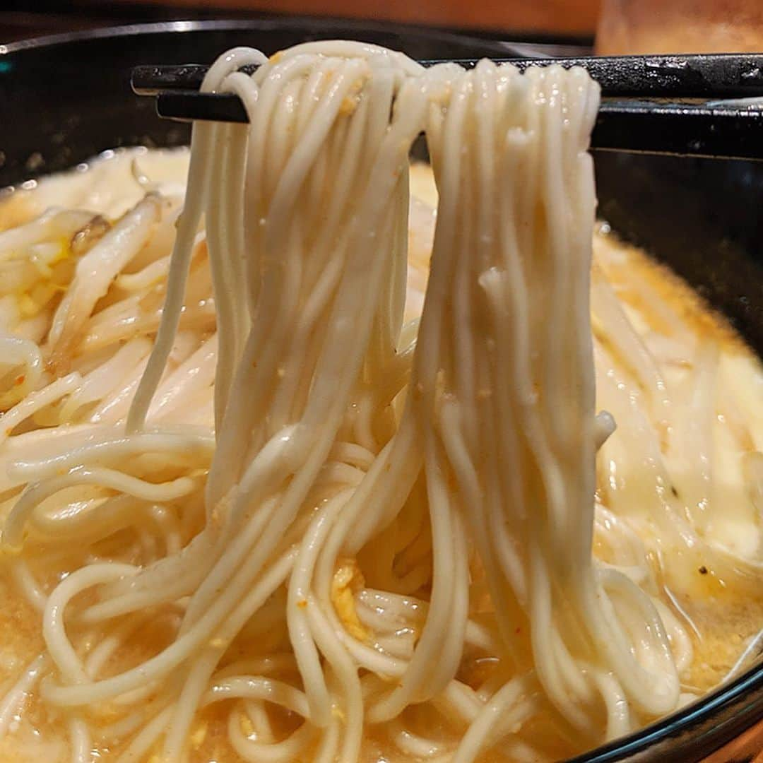 大見さなえさんのインスタグラム写真 - (大見さなえInstagram)「明太とんこつチーズラーメン😋🍜﻿ 福岡 中洲『#ちかっぱ居酒屋 』﻿ ﻿ 博多といえば豚骨！そこに名物の明太子と﻿ チーズ、もやしをトッピング☺️🧀﻿ 細麺によく絡む(*´꒳`*)﻿ ﻿ 中洲の屋台近くで、18時から朝の7時30分まで空いてるから﻿ はしごするのにも🙆‍♀️💓﻿ もえあずちゃんのYouTube撮影について行った👧🌸﻿ ﻿ #ちかっぱ居酒屋 #中洲グルメ #中洲﻿ #博多グルメ #福岡名物 #福岡グルメ﻿ #めぐログ_中洲 #pixelで撮影」8月7日 11時52分 - tabe_megumi