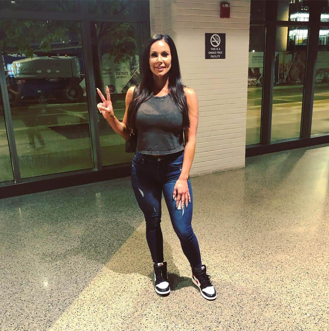 Kendra Lustさんのインスタグラム写真 - (Kendra LustInstagram)「Had a blast at #wwe #smackdownlive #detroit so grateful 🙌🏻 wearing my #jordan1 from @angelo_blando」8月7日 11時53分 - kendralust