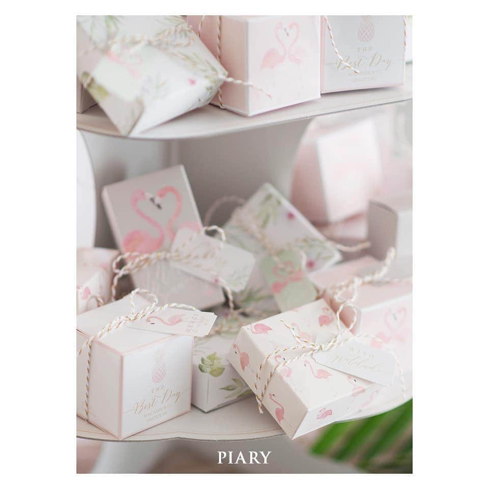 PIARYさんのインスタグラム写真 - (PIARYInstagram)「リゾートウェディングをおしゃれに彩る PIARYオリジナルプチギフト！ 【Loveフラミンゴ】 . “幸運の鳥”という素敵な意味もある フラミンゴをモチーフにしたリゾート感のあるプチギフト✨ 大切なゲストさまへ贈るアイテムは 意味合いも含めて選んで◎ . リゾートウェディングや夏婚にぴったりな 写真映えするおしゃれなアイテムを♡ 思わず写真を撮りたくなる こだわりプチギフトで結婚式をコーディネート!! . . アイテムの詳細は @piary_inst よりPIARYホームページからチェック!! . . . #PIARY #ピアリー #PIAHANA #サンクスギフト #ウェディング #ウェディングアイテム #結婚式準備 #令和婚 #プレ花嫁 #日本中のプレ花嫁さんと繋がりたい #全国のプレ花嫁さんと繋がりたい #新郎新婦 #2020春婚 #2019夏婚 #2019秋婚 #2019冬婚 #2019WEDDING #披露宴 #卒花 #卒花嫁 #プレプレ花嫁 #プロポーズ待ち #婚約 #花嫁 #二次会 #プチギフト #プレゼント #フラミンゴ #タグ #flamingo」8月7日 12時01分 - piary_inst