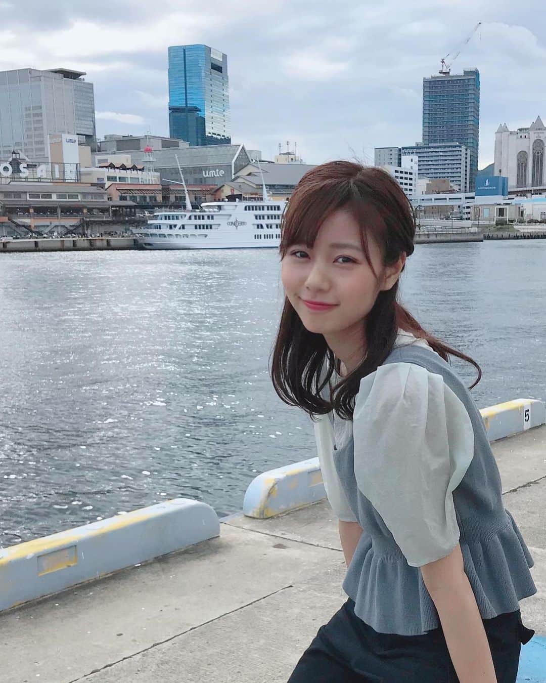 杉浦みずきのインスタグラム：「. もう終わっちゃったけど ドラマパーフェクトワールドのつぐみ風♡笑 大好きな山本美月さんの真似しました つぐみちゃんが着てた服がたまたま色違いだったから、髪型も真似してつぐみファッション ・ ・ #神戸 #ハーバーランド #港 #めっちゃ曇ってたから色加工したら画質粗くなったすみません」