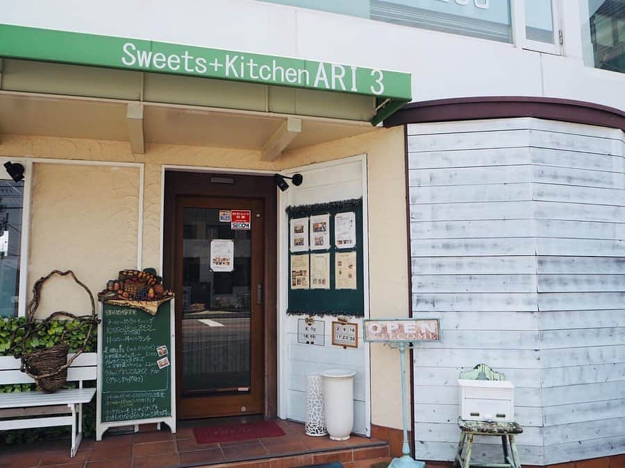 LeTRONC ルトロンさんのインスタグラム写真 - (LeTRONC ルトロンInstagram)「【 Sweets + Kitchen ARI3 / 愛知・春日井】﻿ .﻿ 愛知県の春日井に、東京の帝国ホテルやフランスでパティシエの経験を積んだオーナーシェフが料理を提供するカフェ「Sweets + Kitchen ARI3」があります👨‍🍳﻿ ﻿ 純氷を使用したこだわりのプレミアムかき氷は、練乳・昆布茶・茶菓子付き🍧﻿ 中でも「あまおう＆くりちー」はイチゴソースの甘さとクリームチーズの相性が抜群🍓🧀﻿ 上にかかったグラノーラがザクザクとしていて、食感も楽しむことができます！食べ進めると中にはバニラアイスが✨﻿ ﻿ ぜひ味わいに行ってみてくださいね😋﻿ .﻿ 📍愛知県春日井市六軒屋町6-8﻿ .﻿ 📷写真・情報提供：@niziiro_sayaさん﻿ 素敵な投稿をありがとうございます✨﻿ .﻿ \ 一緒にルトロンInstagramを盛り上げませんか？🙋‍♀️ /﻿ #ルトロン で素敵なおでかけ体験をシェアしてくれる方を大募集しています♪投稿内容は、Instagramで紹介させていただきます☺️﻿ .﻿ ルトロンのアプリはAppStore、GooglePlay「ルトロン」で検索！﻿ .﻿ #letronc #japanese_food #aichicafe #shaveice #sweetskitchensari3 #ari3 #ありさん #あまおうくりちー #かき氷 #かき氷巡り #かき氷部 #かきごーらー #かきごおりすと #カキ氷 #スイーツ #スイーツ部 #スイーツ巡り #スイーツ好きな人と繋がりたい #インスタ映え #インスタ映えスイーツ #インスタ映えカフェ #愛知カフェ #カフェ #カフェ巡り #カフェスタグラム #愛知グルメ #グルメ #グルメ女子 #グルメ巡り」8月7日 11時56分 - letronc.m