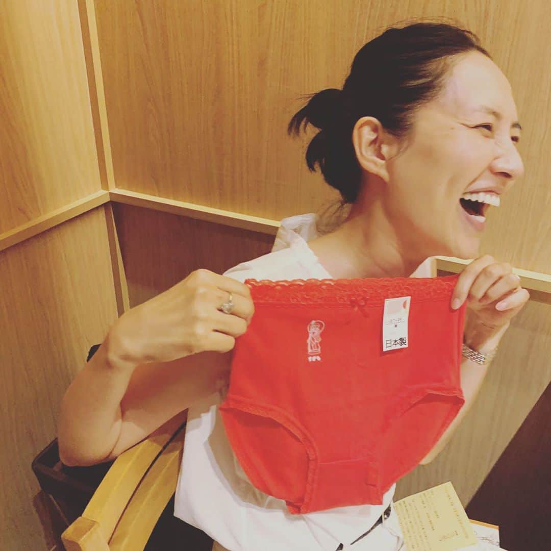 浜島直子さんのインスタグラム写真 - (浜島直子Instagram)「父さん  アユンコの  お土産のセンスが  最高なわけで ・ #赤パンツ #巣鴨 #ありがとう🤣‼️ #夏休みは会いたい人にどんどん会うぞ〜！」8月7日 12時08分 - hamaji_0912