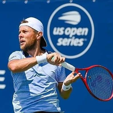 ラドゥ・アルボットのインスタグラム：「First time in @rogerscup and got the first win! Albot vs Simon 6/4 6/2  #keep #the #machine #going」