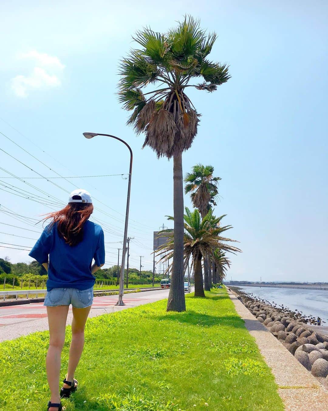 佐藤もも子のインスタグラム：「後ろ姿🐣 #scrosstyo #sea #fashion #photo #model #summer #girl #sky #apparel #アパレル #着用モデル #モデル #撮影 #海 #南国 #リゾート #夏 #カジュアル #カジュアルコーデ #写真 #ポートレート」