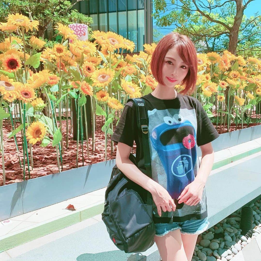 サキ吉さんのインスタグラム写真 - (サキ吉Instagram)「昨日の #ootd ❤️ ひまわりが綺麗だった🌻 ．  @eleven_nine99 のTシャツはいつも可愛いねって褒められる🙆‍♀️💕 他と被らないデザインでお気に入りです💡 ． #夏コーデ #カジュアルコーデ #Tシャツ女子」8月7日 12時06分 - sakikichi1201
