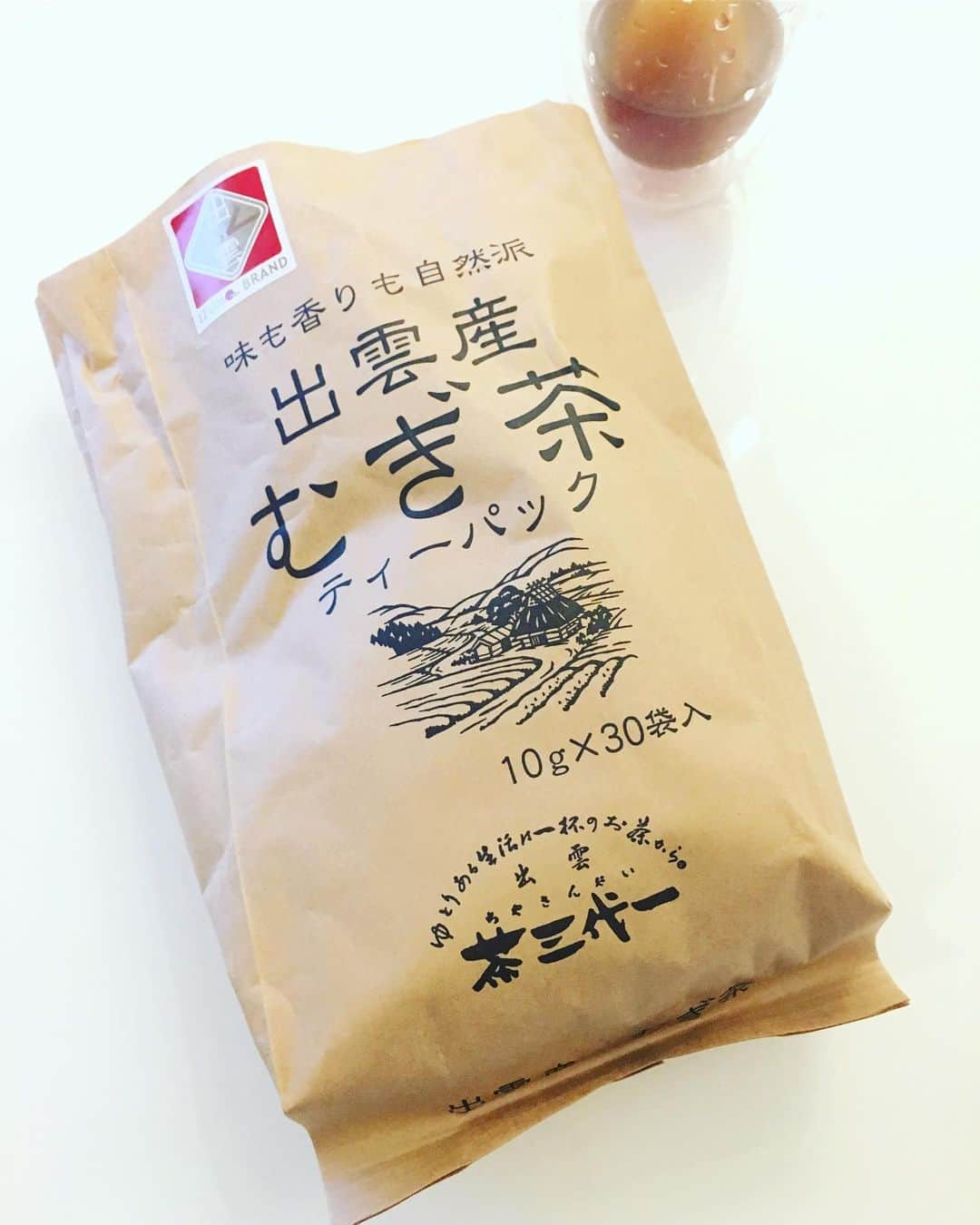 小川りかこさんのインスタグラム写真 - (小川りかこInstagram)「夏といえば！麦茶🌻 自宅では、水素水、シリカ水、コーヒー、紅茶、緑茶を 飲む事が多いですが… やっぱり夏は冷たい麦茶が飲みたくなる〜😆 昨日もテレビ番組の情報で、熱中症対策には、お水よりも麦茶の方が身体を冷やしてくれるので良い！との事。 この夏は、カルディで見つけた、ちょっと縁起が良さそうな出雲の麦茶にしましたよ水出しも出来るし便利〜♫ 毎日暑過ぎるので🥵バンバン飲んでます！  #麦茶#むぎちゃ#お茶#熱中症#熱中症対策#熱中症予防#出雲#出雲産#出雲産麦茶#カルディ#KALDI#自然派#水出し#水出し麦茶#夏#茶三代一#むぎ茶#出雲産むぎ茶」8月7日 12時17分 - rikakoogawa