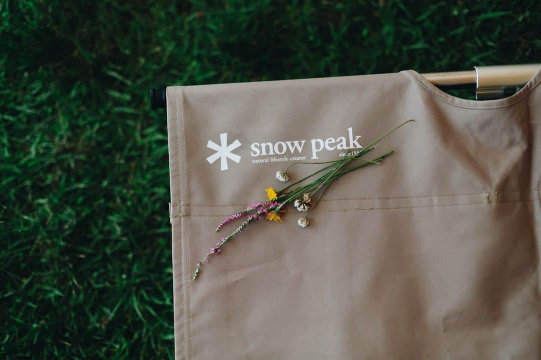 Snow Peakさんのインスタグラム写真 - (Snow PeakInstagram)「＊ 人生に、野遊びを。  embrace your nature  #NOASOBI #snowpeak #コットハイテンション」8月7日 12時10分 - snowpeak_official
