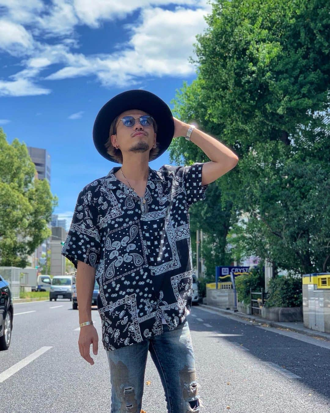 出井直助さんのインスタグラム写真 - (出井直助Instagram)「. 🇫🇷〜 #OOTD 〜 🇫🇷 . 今日も1日、よろしくお願い致します😎🔥 今日もスーパー暑い夏日🏝 . ●shirt : #ZARA ●silver : #goros . . #OCEANTOKYOosaka#オーシャントーキョーオオサカ #大阪#大阪美容室#大阪美容師#美容室#美容師#出井直助」8月7日 12時15分 - ocean_naosuke