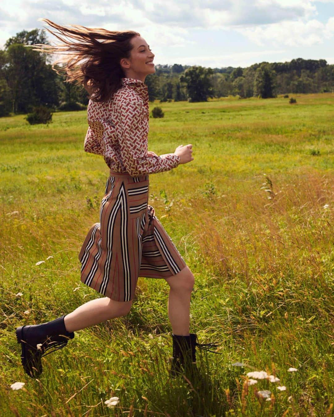 Bergdorf Goodmanさんのインスタグラム写真 - (Bergdorf GoodmanInstagram)「FREE SPIRIT 🖤 @burberry’s latest collection, designed by Creative Director @riccardotisci17 and featuring the brand’s #ThomasBurberryMonogram, infuses modern silhouettes with heritage prints and patterns. Available now in store on 3 and online at BG.com. #BurberryGeneration #InBurberry [photo: @jamesbrodribb]」8月7日 12時15分 - bergdorfs