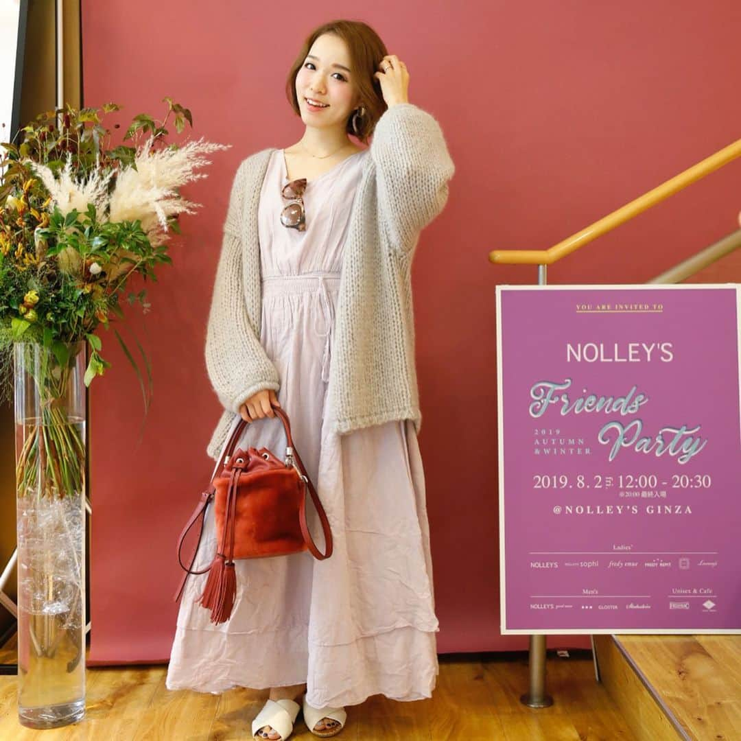 関口未来さんのインスタグラム写真 - (関口未来Instagram)「@nolleys_official 受注会でプロのカメラマンに撮影していただきました📸 途中で二人で見つめあってくださいって言われて爆笑🤣 @sanokachan とは5年前⁉️の撮影でご一緒してからずっと仲良くさせていただいています💓ありがとうございます(*´艸｀) . 改めて小物が可愛いなぁこうやって２つ並ぶとより可愛い❤️秋は小物で遊べる季節なので、こういうインパクトのあるバッグがあるといっきに華やぎますね💐 4枚目の赤のバッグは他の色の展開もありました❤️ . . . . #nolleys #ノーリーズ #ノーリーズ銀座本店  #フレンズパーティー  #friendsparty  #ginza #展示会 #exhibition #ファッション好きな人と繋がりたい  #ファッション #おしゃれさんと繋がりたい  #読者モデル #読モ #148cmコーデ  #おちびコーデ #カーディガン #ニット #ジャケット #カフェレディ #cafefredy #フレディアンドグロスター  #fredyandgloster  #受注会  #chao_app」8月7日 12時18分 - miki.sekiguchi_x