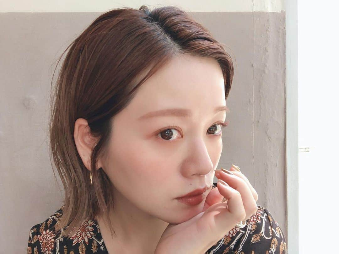 高山直子さんのインスタグラム写真 - (高山直子Instagram)「髪を切ったんだわ💇🏼‍♀️ スタイリングは、N.のみ！ 巻かずに地毛のストレートを生かして水ぱぱっとつけて、N.しっかり馴染ませて終わり😍 楽だししっくりくるし、しばらくこの感じでいく予定😉 まつ毛もネイルもしたよ！ （詳細またupするね💅） 美容は心の魔法🧙‍♀️ @shogo1202 ✂︎Thanks❤️ ・ #ボブ #ばっさり」8月7日 12時19分 - nao_70koro