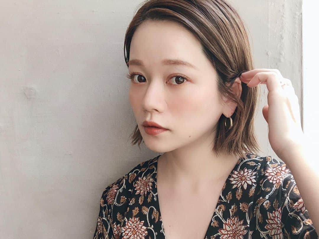 高山直子さんのインスタグラム写真 - (高山直子Instagram)「髪を切ったんだわ💇🏼‍♀️ スタイリングは、N.のみ！ 巻かずに地毛のストレートを生かして水ぱぱっとつけて、N.しっかり馴染ませて終わり😍 楽だししっくりくるし、しばらくこの感じでいく予定😉 まつ毛もネイルもしたよ！ （詳細またupするね💅） 美容は心の魔法🧙‍♀️ @shogo1202 ✂︎Thanks❤️ ・ #ボブ #ばっさり」8月7日 12時19分 - nao_70koro