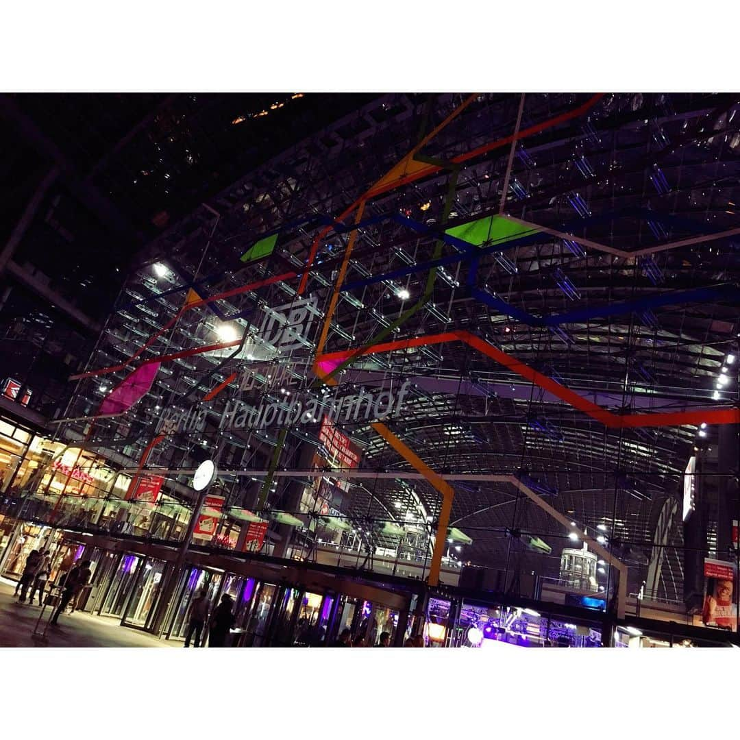 久野知美さんのインスタグラム写真 - (久野知美Instagram)「2016.5.28.撮影🚃💨 . ベルリン中央(Berlin Hauptbahnhof)駅前の ホテルで一泊🌃✨ . 発駅 #マリアーンスケーラーズニェ駅 乗換駅 #Cheb #ヘプ駅 #チェコ #Czech #Werdau #ウェルダウ駅 #Leipzig #ライプツィヒ中央駅 到着駅 #ベルリン中央駅 #ドイツ #Germany #ヨーロッパの美しい村30選 #ユーレイル #Eurail #ヨーロッパ #Europa #鉄旅  #鉄道 #女子鉄 #railways #railfans #railfans_of_instagram #kawaii  タイムラグありありだけれどご容赦を☻  #女子鉄アナウンサー #久野知美 #ホリプロ #アナウンス室 ———————————————————————— ★ただいま発売中！★ 2冊目の鉄道本 「‪ #女子鉄アナウンサー久野知美のかわいい鉄道」‬ (山と渓谷社) . https://www.amazon.co.jp/dp/4635821226/ref=cm_sw_r_tw_awdo_c_x_RVIECbDXT576K Amazonはコチラ🌸  海外での鉄活ショットも掲載♡(*´꒳`*) レビュー、ご感想お待ちしています🙌🏻🚃✨ 1冊目の著書 #鉄道とファン大研究読本(カンゼン)もよろしくね😍 _______________________________________________________」8月7日 12時27分 - tomomi_kuno