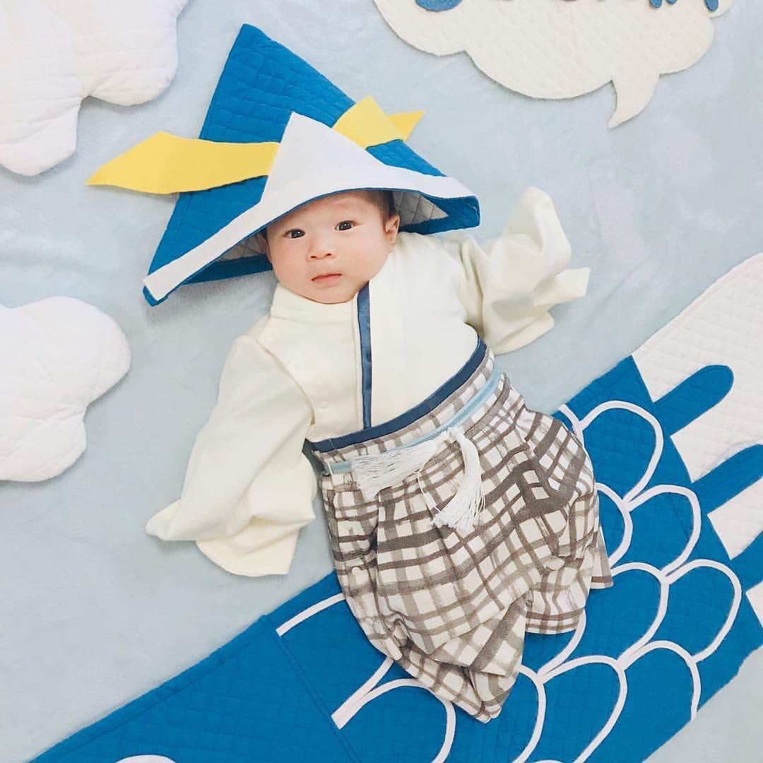 子供衣装レンタル専門店コハレさんのインスタグラム写真 - (子供衣装レンタル専門店コハレInstagram)「こんにちは😃  ベビーアートコハレです🎵 . リポストです♡♡♡ . #ハーフバースデー おめでとう🎉 . #ベビーアート 鯉のぼり🎏をご利用いただいたベビーです♡その時の画像は6枚目に♡ . おおきくなったね〜🐥 とっても可愛いです♡♡♡ これからもすくすくおおきくなってね☆*:.｡. o(≧▽≦)o .｡.:*☆ . @xo.eriguchi 様 thank you♡♡ . . . . #repost @xo.eriguchi via @PhotoAroundApp 🎂 * Happy Half Birthday ♡ * 生まれて半年が経ちました👶🏻 大きくなったなぁ👣✧ 疲れる時もあるけど笑顔見たら癒されるし がんばろうって思える！ この半年間あっという間やったから １才の誕生日もあっという間なんやろな😳 一緒にいれる時間を大切にしよう❁ これからもすくすく成長してね、love ♡ . #ハーフバースデー #生後半年記念 #自宅撮影 #ベビーアート #レンタル #コハレ #男の子ベビー #baby #三重ママ」8月7日 12時24分 - cohare_r