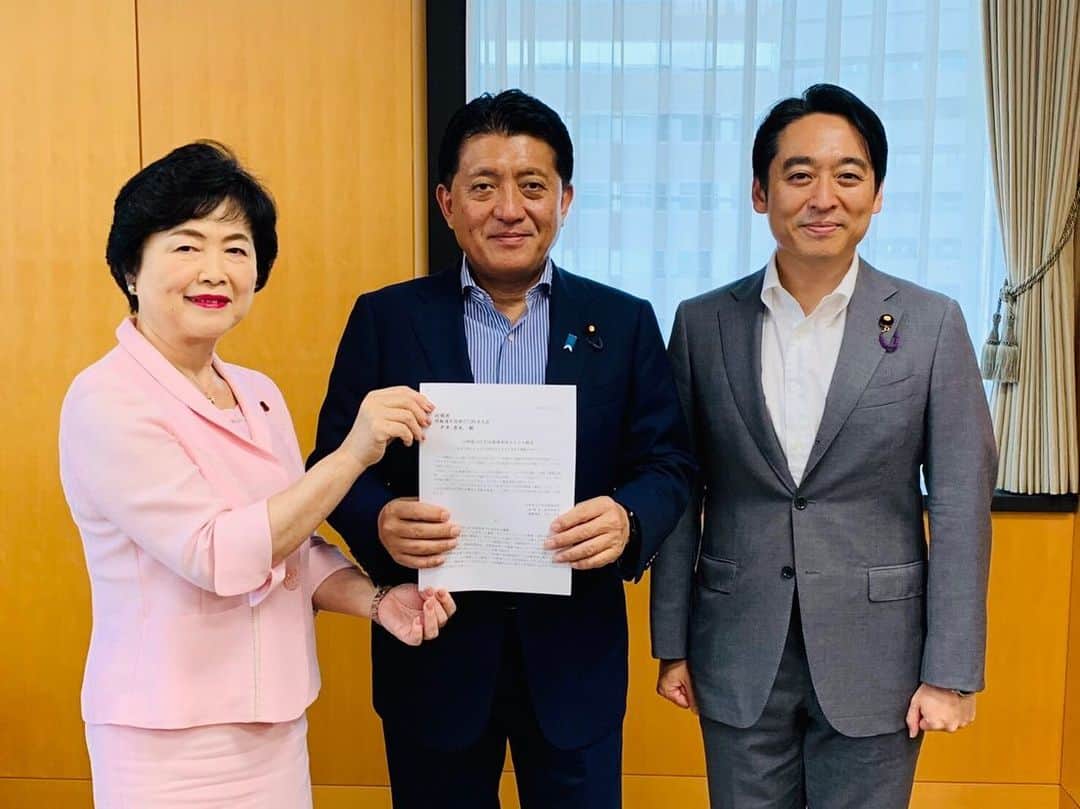平井卓也さんのインスタグラム写真 - (平井卓也Instagram)「公明党ICT社会推進本部の高木美智代本部長、平木大作事務局長から提言「安全で安心な人々の日常を支えるICT社会の構築に向けて」をいただきました。少子高齢化が進む日本において、デジタル技術の活用によって全ての国民が幸せを感じることのできる社会をつくっていくため、引き続き、連携してしっかりと取り組んでまいります。ありがとうございました。 #平井卓也　#自民党　#デジタル」8月7日 12時38分 - hiratakuchan0125