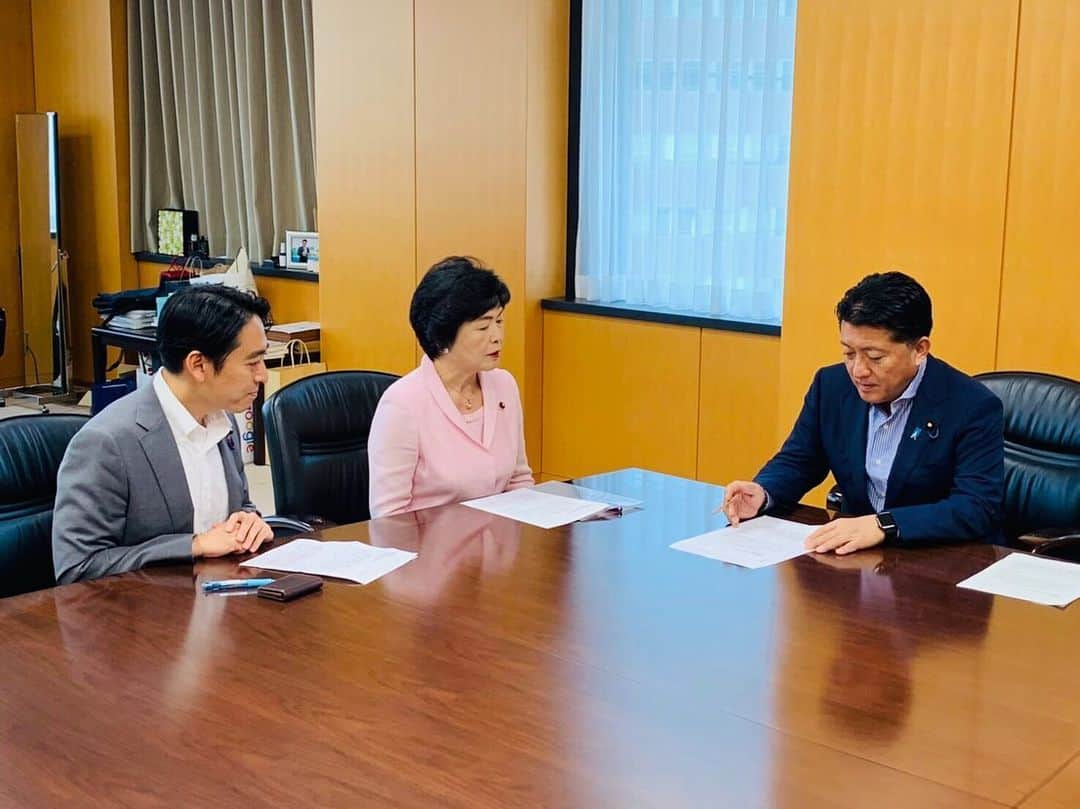 平井卓也さんのインスタグラム写真 - (平井卓也Instagram)「公明党ICT社会推進本部の高木美智代本部長、平木大作事務局長から提言「安全で安心な人々の日常を支えるICT社会の構築に向けて」をいただきました。少子高齢化が進む日本において、デジタル技術の活用によって全ての国民が幸せを感じることのできる社会をつくっていくため、引き続き、連携してしっかりと取り組んでまいります。ありがとうございました。 #平井卓也　#自民党　#デジタル」8月7日 12時38分 - hiratakuchan0125