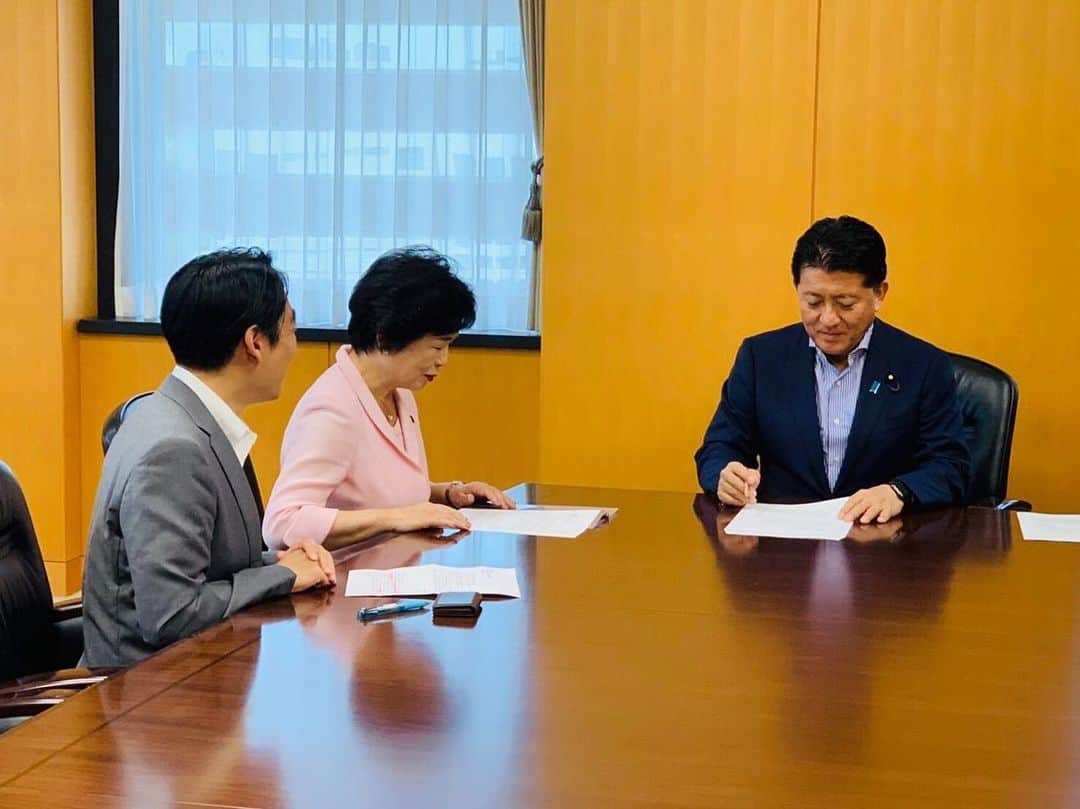 平井卓也さんのインスタグラム写真 - (平井卓也Instagram)「公明党ICT社会推進本部の高木美智代本部長、平木大作事務局長から提言「安全で安心な人々の日常を支えるICT社会の構築に向けて」をいただきました。少子高齢化が進む日本において、デジタル技術の活用によって全ての国民が幸せを感じることのできる社会をつくっていくため、引き続き、連携してしっかりと取り組んでまいります。ありがとうございました。 #平井卓也　#自民党　#デジタル」8月7日 12時38分 - hiratakuchan0125