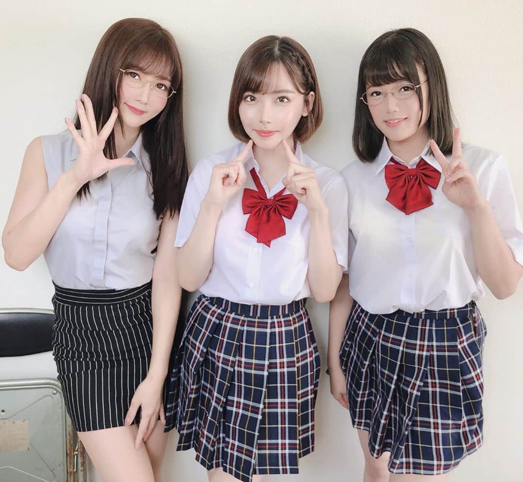 女教師　お尻 大槻ひびきさんのインスタグラム写真 - (大槻ひびきInstagram)「生徒とせんせー😊🌸 #学校 #女教師 #制服 #女子高生 #japan  #コスプレ #summer」8月7日 12時39分 - yanhibi0221