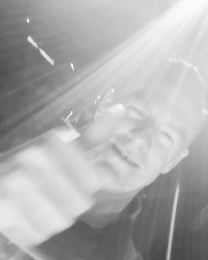 のインスタグラム：「The mighty guitar flip by @keithscott99 Another fab night, Syracuse rocks ❤️🙏🏻 #guitarflip #greatguitarists #keithscott #bryanadamsshinealight」