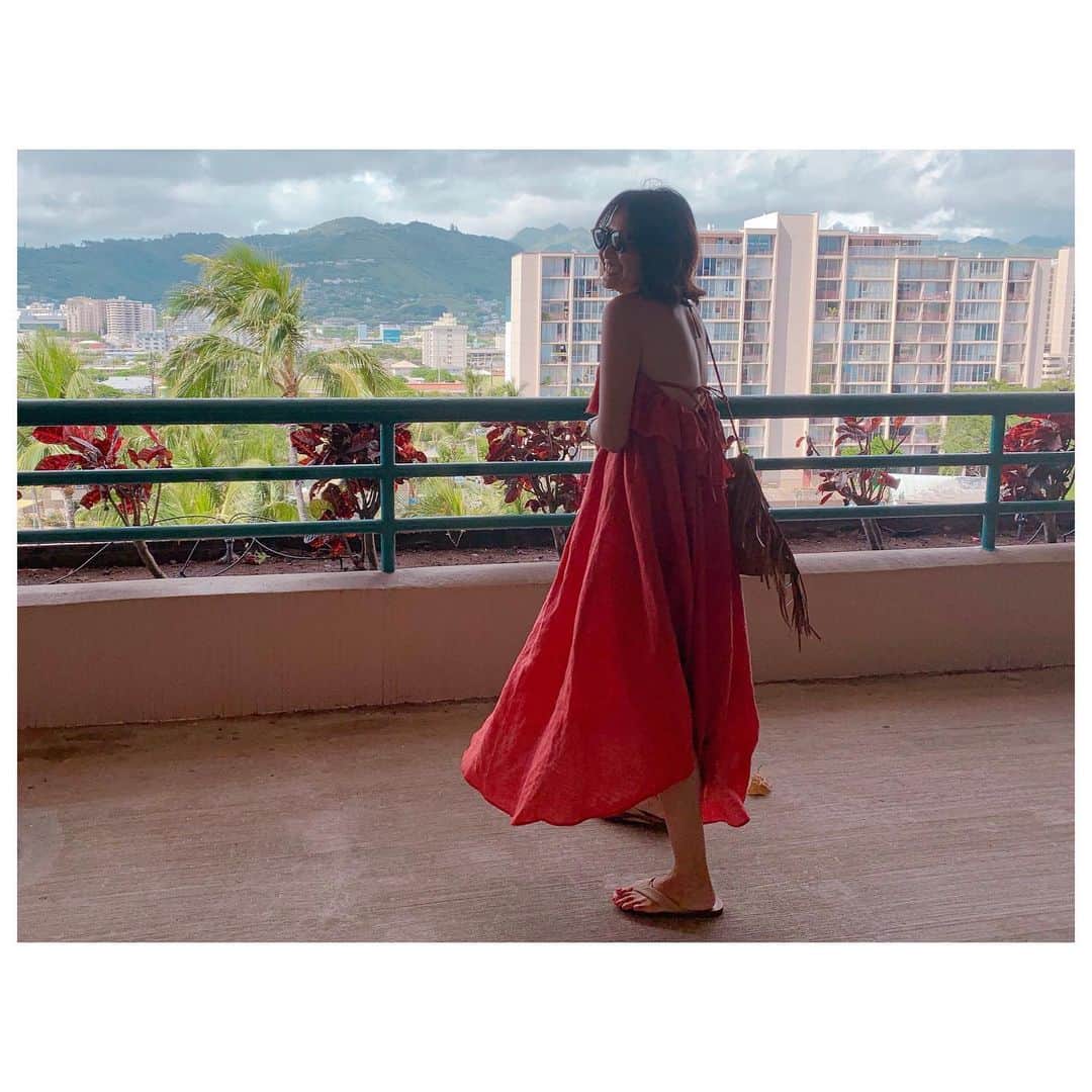 のインスタグラム：「Aloha🏝 お暇いただいております。 日本より湿気がなくて過ごしやすーい。 日焼け止めがもはや効かないくらい焦げはじめてます🤦🏾‍♀️ SPF100買おー。 #trip #travelgram #hawaii #hawaiitrip #summervacation」