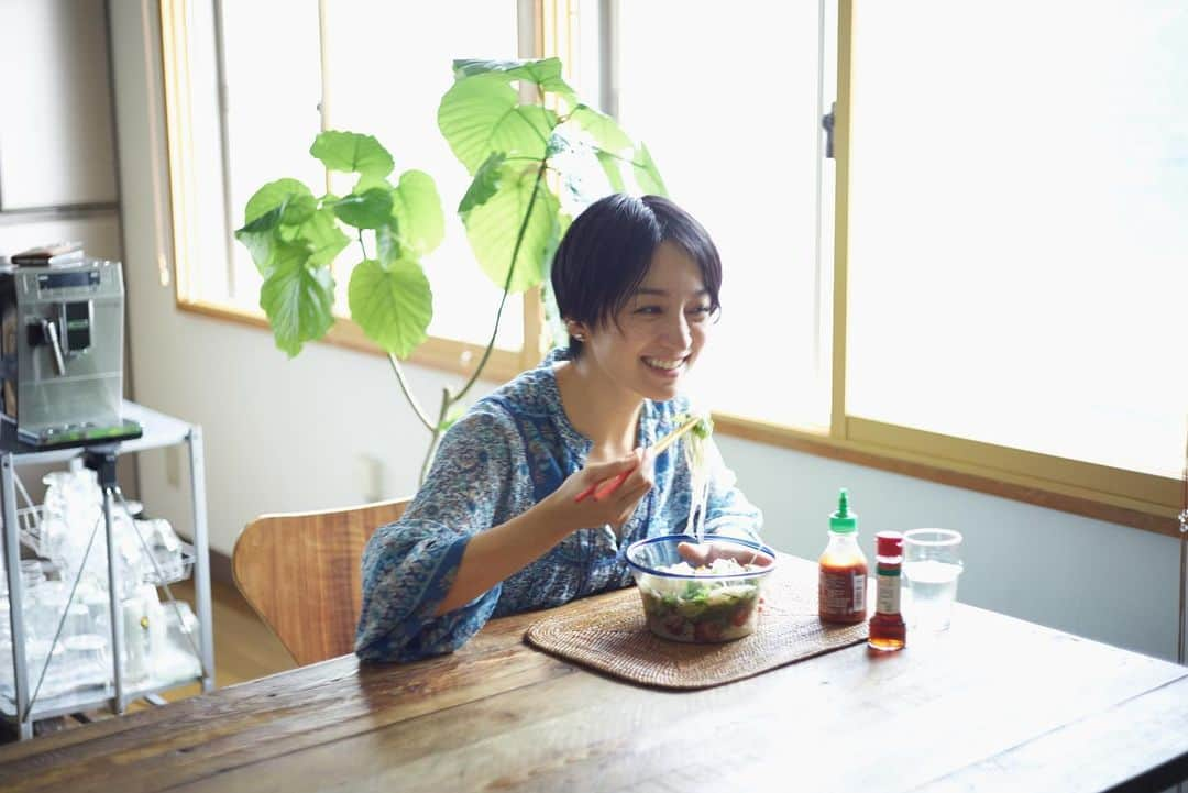 高山都さんのインスタグラム写真 - (高山都Instagram)「夏の麺。 簡単にさっぱり済ませたいけど、味気ないのはつまらない。 大切なうつわに盛って、ナンプラー効かせて。ハーブをたっぷり、ライムをギュっと、暑い日らしくズルズルいただこう。 @andw_asahi で連載中の #高山都の日々うつわ 今回は旅先で出会った沖縄のガラスのボウル。 沖縄のどこまでも青い海を思わせるブルーの縁取りが美しくて、迷わず持ち帰ったもの。 東京の夏も悪くない。 そう思えるのは、好きなもので涼を味わっている喜びがあるから。 季節を楽しめるのも、うつわがくれる大きな力。 うーん。 でも、やっぱり沖縄行きたいー！！笑 写真 相馬ミナさん @minasoma  構成 小林百合子さん @yurippe25  ガラスのうつわ #おおやぶみよ さん」8月7日 12時54分 - miyare38