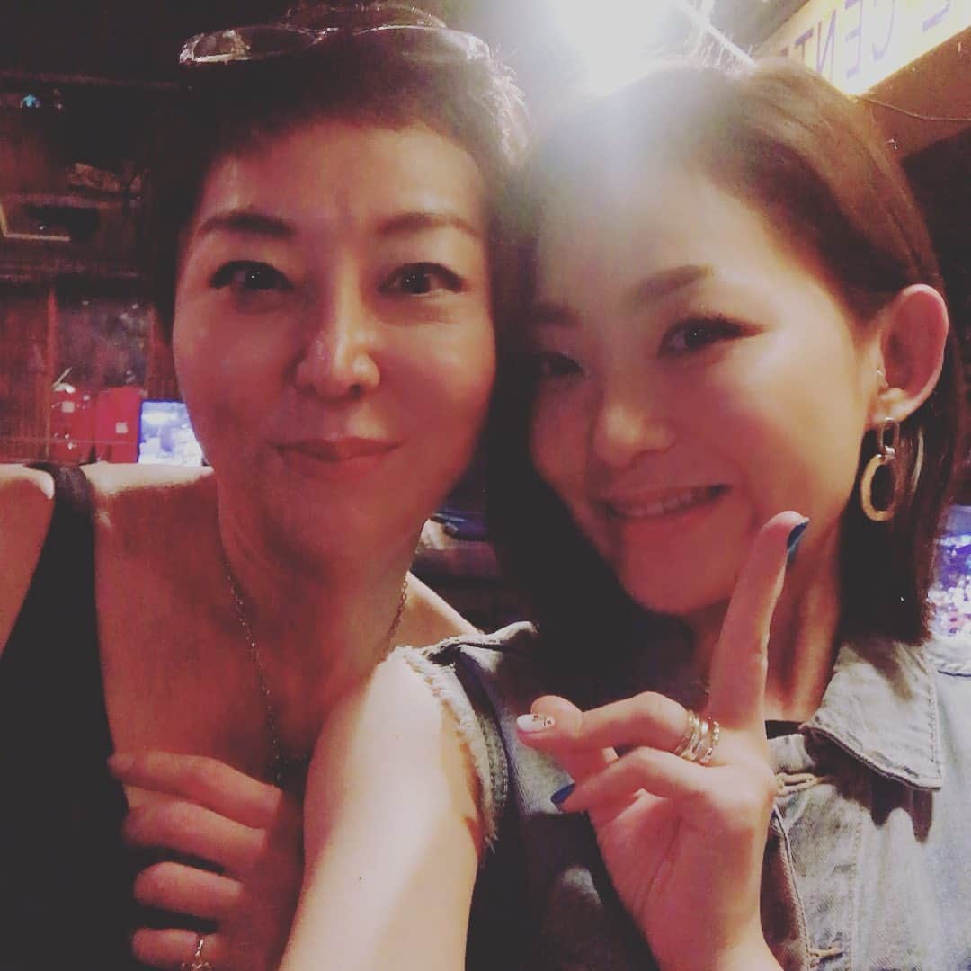 宮本美季のインスタグラム：「先日、室井佑月さんのイベント「女は死なない〜大した話じゃないけれど」にお邪魔しました😊カラオケバトルで初めてお会いしてからのご縁。なんと急にステージに呼んでくださり、アカペラで歌うことに🤣！ステキなお心遣いありがとうございました❤️今病気と闘われている室井さん。あの明るさとパワーで必ず打ち勝って戻って来られる事を確信しています！！ 心から応援しています！  #室井佑月さん #とっても細くて素敵でした #カラオケバトル」