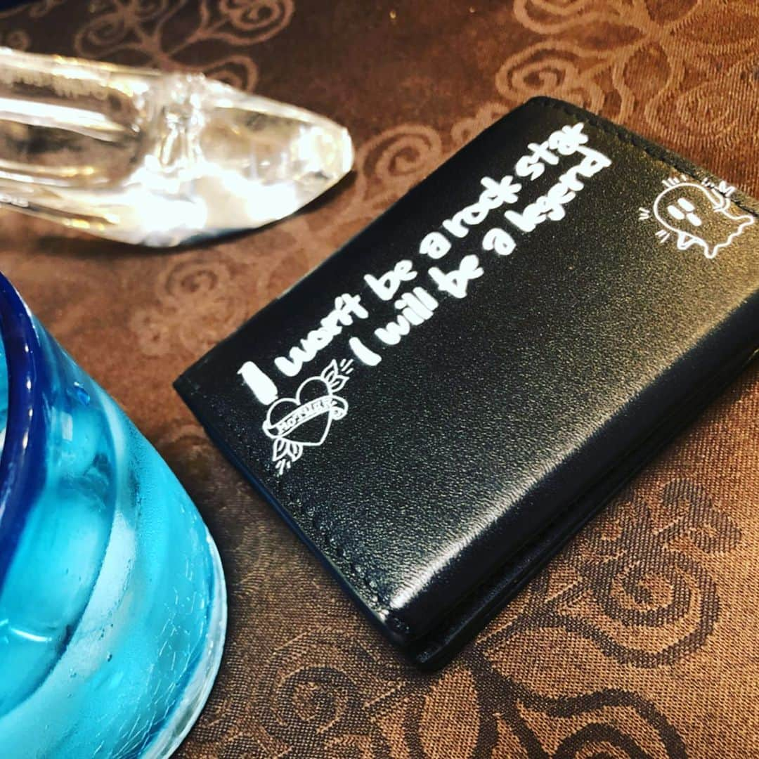 世手子さんのインスタグラム写真 - (世手子Instagram)「DONOBAN×buggy collaboration(*´꒳`*) Rock Star Wallet(*´∀`)♪ Everyone wonderful comments thanks(^-^)v @donobanweb #DONOBAN のお財布にしてみた(´∀｀*) ドノバンで検索してね(*☻-☻*) レディースファッションブランドのDONOBANが、「 #Numero TOKYO 」「 #VOGUE JAPAN 」「 #FIGARO japan 」などの雑誌や様々なアーティスト、ファッションブランドとのコラボレーションで、ユーモア溢れるハイセンスなアート活動を行なっているbuggy氏とコラボレーションしたアイテムだよ(*´Д｀*) ちっちゃいけどしっかりしてるからすごく便利っっ ロックなデザインが、かわいいp(^_^)q モノトーンlove♪(๑ᴖ◡ᴖ๑)♪ おやつは #みつばちのーと #イチジク漬けハチミツ #天然生はちみつ #コエタス #pr」8月7日 13時09分 - rojide