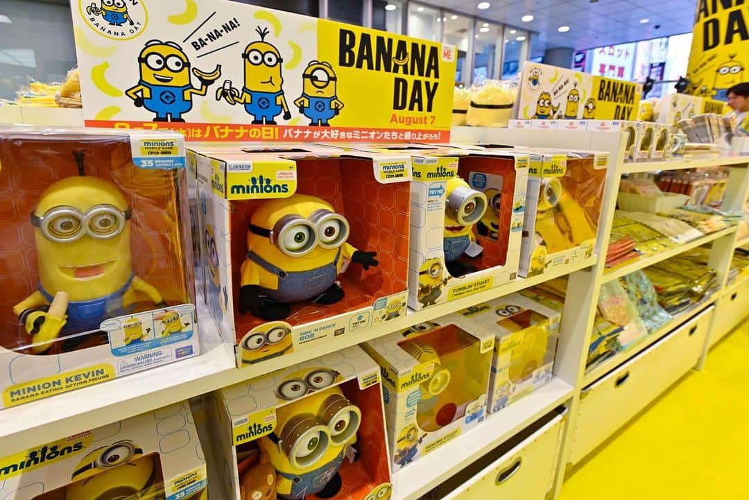 ミニオンさんのインスタグラム写真 - (ミニオンInstagram)「ㅤㅤㅤㅤㅤㅤㅤㅤㅤㅤㅤㅤㅤ #MinionBananaDay 公式ファンイベント ＠渋谷マークシティ 1F 開催中💞 ※午後8時まで‼️※ ㅤㅤㅤㅤㅤㅤㅤㅤㅤㅤㅤㅤㅤ 1日限定ショップでは、 まだまだ暑くなるこの夏に大活躍する かわいい #ミニオングッズ が勢ぞろい🍌 ㅤㅤㅤㅤㅤㅤㅤㅤㅤㅤㅤㅤㅤ ショップで商品を買うと、 ミニオンたちと写真が撮れるかも📸」8月7日 13時10分 - minion_officialjp