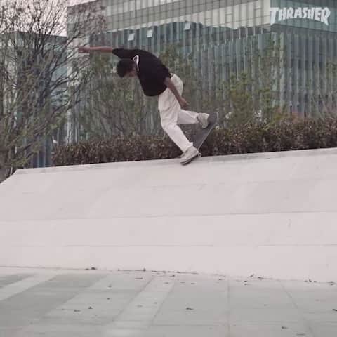 スラッシャーのインスタグラム：「👉🏽 @shin_sanbongi @gabrielsummers1 @hirokimuraoka @adamdavies & @isseykumatani in @kylecamarillo’s ‘Head Count’ video. Now playing on the Thrasher app 📲」