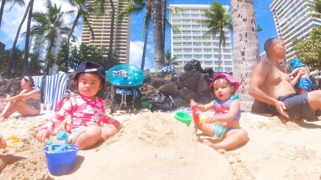 本多洸亮さんのインスタグラム写真 - (本多洸亮Instagram)「編集してたら出てきた写真🌈 隣の子が泣いてて、遊ぶ？って聞いたら、うん。ってw なので山作って仲良く遊んでました🤙🏽 可愛い組み合わせ🙌  #Hawaii #waikikibeach  #friends #sandybeaches」8月7日 13時15分 - kosuke_k42