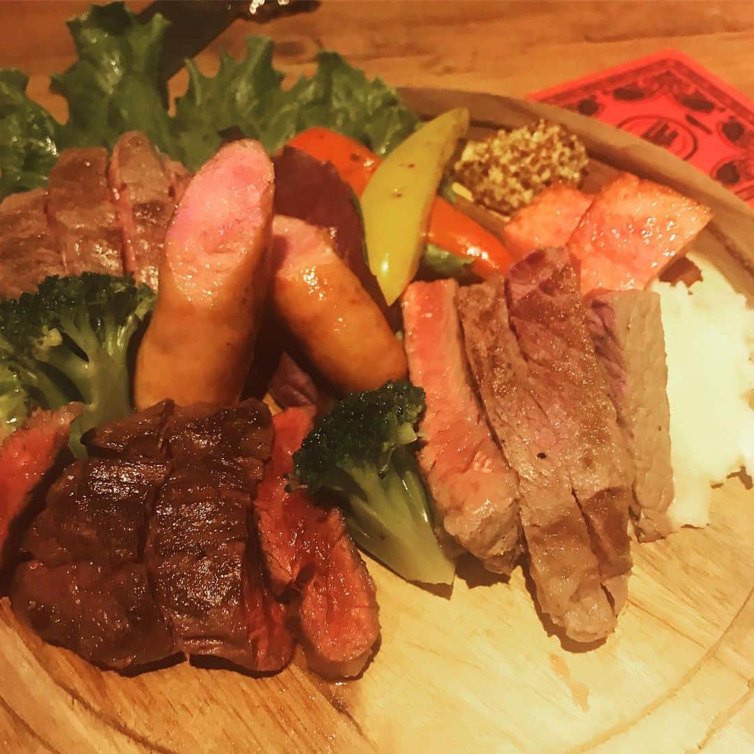 青山志穂さんのインスタグラム写真 - (青山志穂Instagram)「憎々しい…もとい肉肉しいお夕飯。 牛肉をこれでもか！と盛り合わせてもらいました(^ ^) #宮古牛 #牛肉料理 #肉盛り合わせ #肉プレート #宮古島」8月7日 13時30分 - shiho_aoyama_