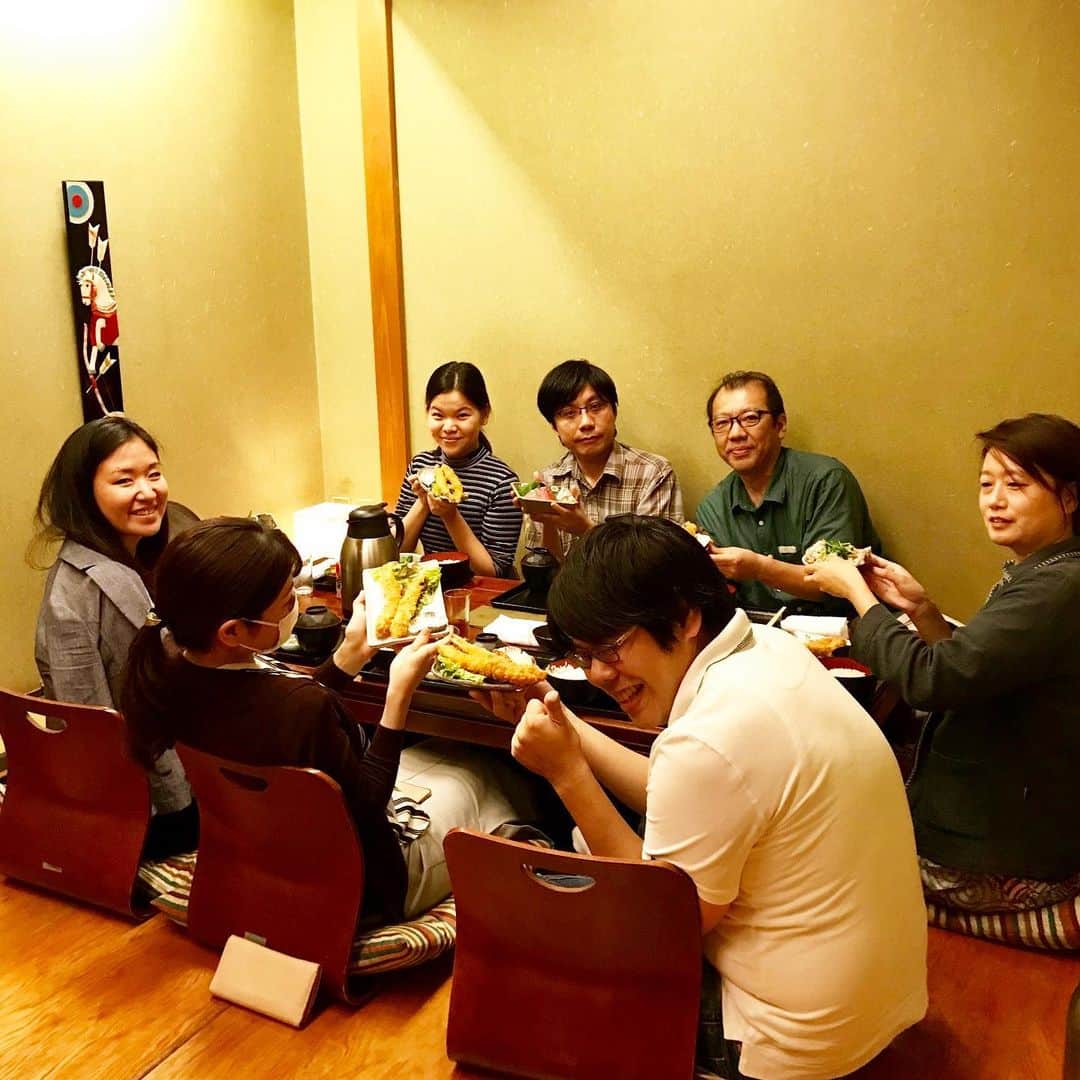ベンチャーリパブリックのインスタグラム：「【8月交流ランチ②】 * 管理部によってランダムに組まれたメンバー＆海外インターン生との交流ランチです！ * * 予算1500円内で食べても、自分でプラスして豪華にするのも自由。普段は話す機会の少ないスタッフとも交流できる貴重な会です♪  #nishiazabu #lunch #nishiazabu #traveljp #venturerepublic #linetraveljp #intern #ランチ #西麻布 #ベンチャーリパブリック #予算は1人1500円」