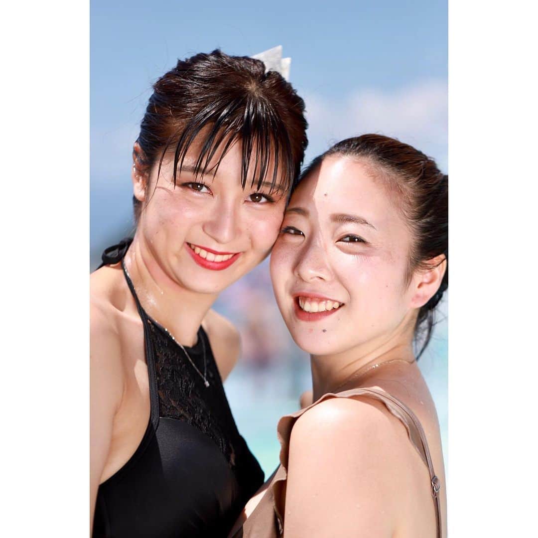 井手大介のインスタグラム：「大磯パトロール！！！ 灼熱が続く大磯ロングビーチで気持ちよく水浴びをしている美女をキャッチ。ドーナツの浮き輪よりも甘そうな笑顔が輝いていました。21歳のマリエちゃん（茶色トップ）と22歳のアサコちゃん（黒レース水着）。なんと2人はクラブチームのチアリーディングをやっていた！地域のお祭りやサッカーチームの為に応援をするそうで、 みなとみらいのにっぽん丸で行われたいづこい祭にも出演したことがあるとのこと。今日はお互いの彼氏とダブルデートで遊びに来たそうです。今日のゲストに登場予定のクレイジーケンバンド横山剣さんがみなとみらいから大磯の移動でここの生放送に間に合うように応援してください、とお願いしたらやってくれました。「ゴーゴー剣さん！」応援の甲斐あって剣さんはギリギリ生放送に間に合いました。大磯までの道中で放送を聞いてくれてたって！応援ありがとう！  今日のパトロールの醍醐味は写真が「アイドル雑誌の明星みたいで最高！」と声をかけたが全く伝わらなかったところです。  使用撮影機材 カメラ Canon EOS6DMarkII レンズ Canon EF100mmマクロF2.8L USM  Canon EF50mm F1.8  #oiso847 #fmyokohama #大磯ロングビーチ #大磯パトロール #catchofsummer」