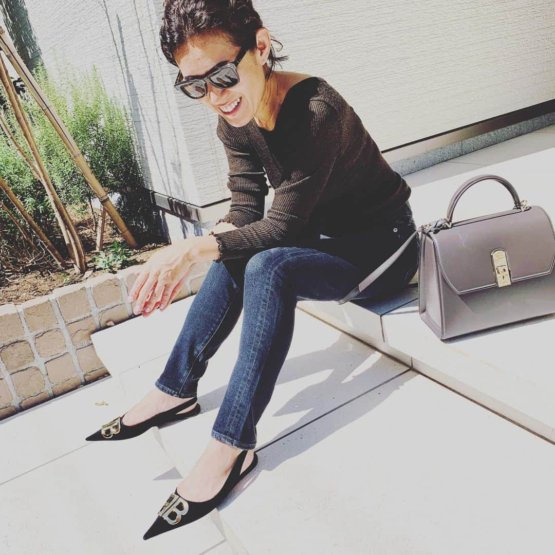 大草直子さんのインスタグラム写真 - (大草直子Instagram)「焼けているように見えるけれど、ここまでは焼けていないよ。かなり深い、オニキスみたいなブラックデニム。なんか辛くて良いかも！ @redcardtokyo  #hakuji #balenciaga  #salvatoreferragamo  #rayban #辛口も甘口も好き #明日の @amarc_official は #そのことについて」8月7日 13時32分 - naokookusa