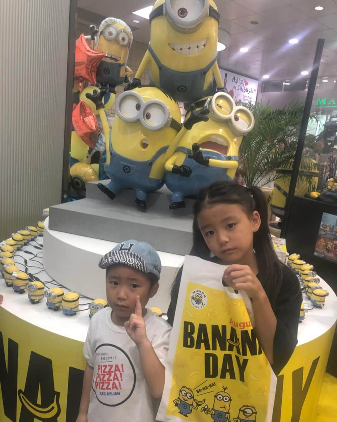 lily112988さんのインスタグラム写真 - (lily112988Instagram)「: #MinionBananaDay . . 8/7は…バナナの日🍌 . 今日は親子で 渋谷マークシティで開催されてる Minion Banana Day に来たよ~ ٩๏̯͡๏۶🍌💕 . 1日限定POP UP SHOPや 可愛いフォトスポット SNS投稿キャンペーンもやってたよ\(*´ `*)/ . ミニオンが遊びに来るイベントは 今日このあともあるよ~！！ バナナ無料配布も(　ﾟдﾟ)🍌 近くにいる人は行ってみてね🍌 : : : @minion_officialjp  #ミニオンバナナデイ #バナナの日 #🍌 #minions #minion #ミニオン #ミニオンズ #ユニバ好きと繋がりたい #ミニオン大好き #ケビンボブスチュアート #プロモーション #夏休み2019 #2019summer #summervacation2019 #子連れ夏休み #子連れおでかけ #子連れおでかけスポット #親バカ部 #ママ読モ #読モ #chao_app #姉弟 #姉弟ママ」8月7日 13時44分 - lily112988